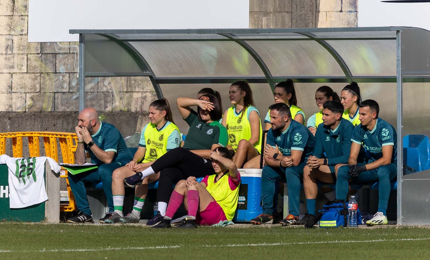 El banquillo del Racing, durante el encuentro ante el equipo gallego.