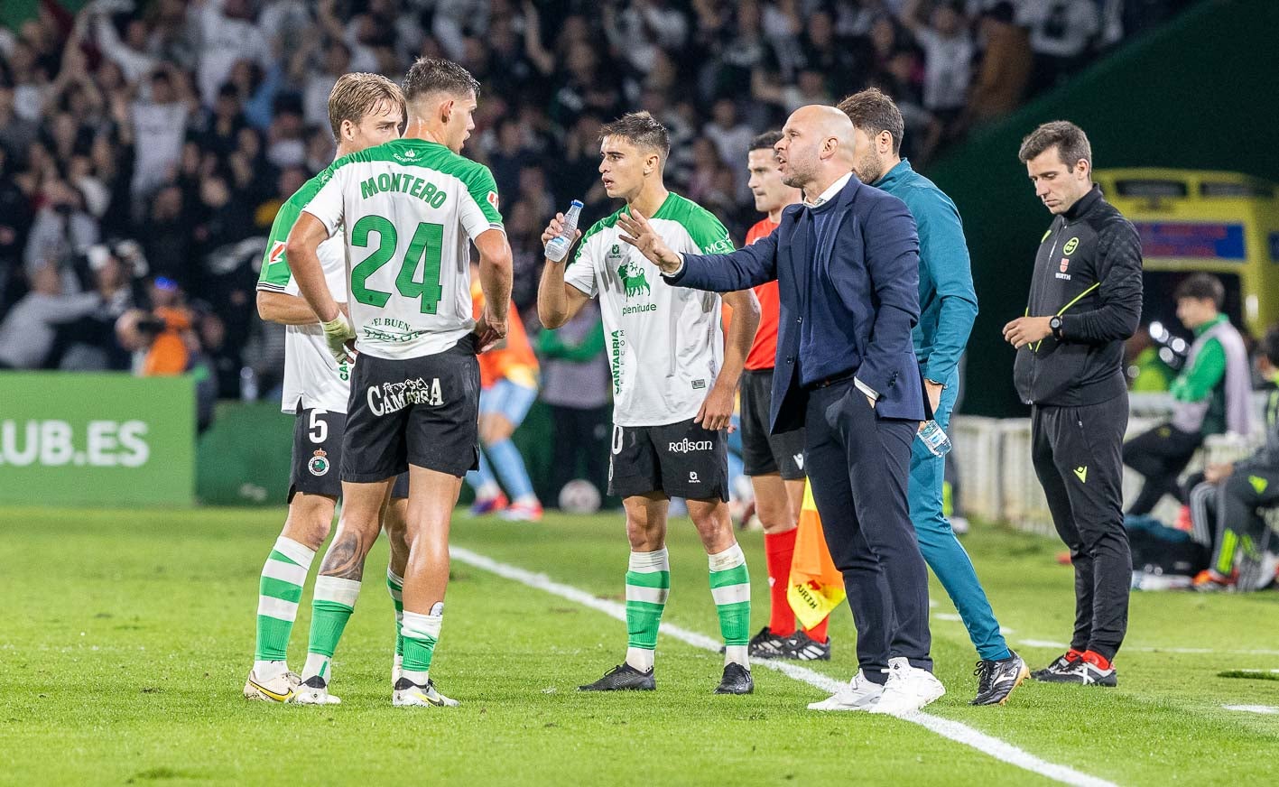 José Alberto da indicaciones a Javi Montero y Javi Castro, la pareja de centrales que terminó el partido después de la expulsión de Manu Hernando. 