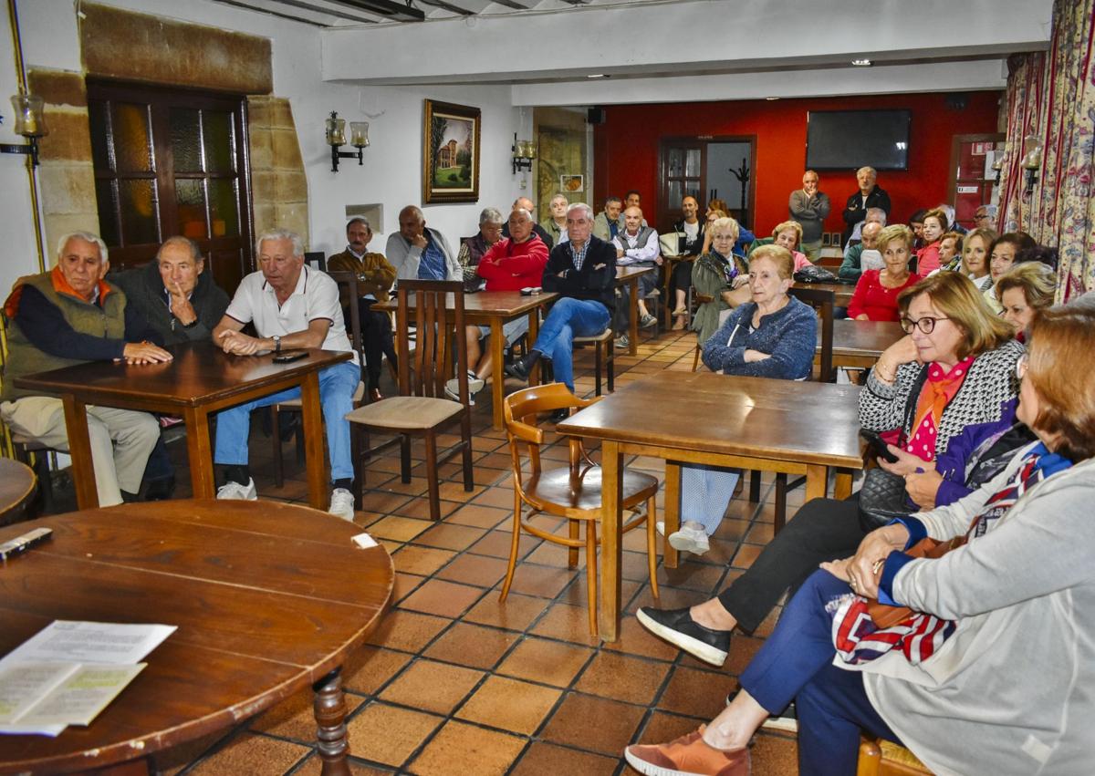 Imagen secundaria 1 - A la izquierda, muchos socios han decidido apoyar la nueva etapa de la entidad. Y, a la derecha, componentes de una de las primeras juntas directivas del Casino.