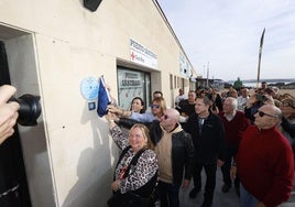 Momento en el que Gema Igual, Paco, amigo de Cioli, y Luis Alberto y Elisa, familiares del homenajeado, descubren la placa en su honor en el Balneario de La Magdalena.