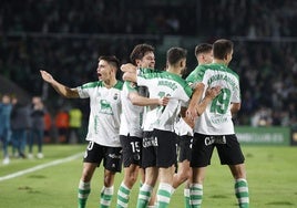 Los jugadores del Racing celebran el primer gol del partido.