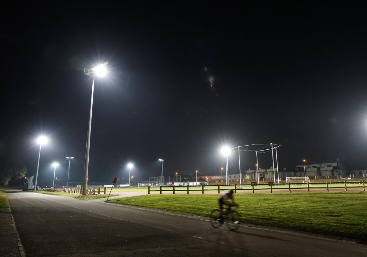 Torres de iluminación del complejo deportivo Óscar Freire.