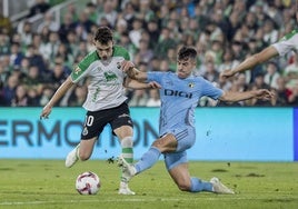 Íñigo Vicente salva la entrada de un rival en el partido del pasado sábado contra el Burgos.