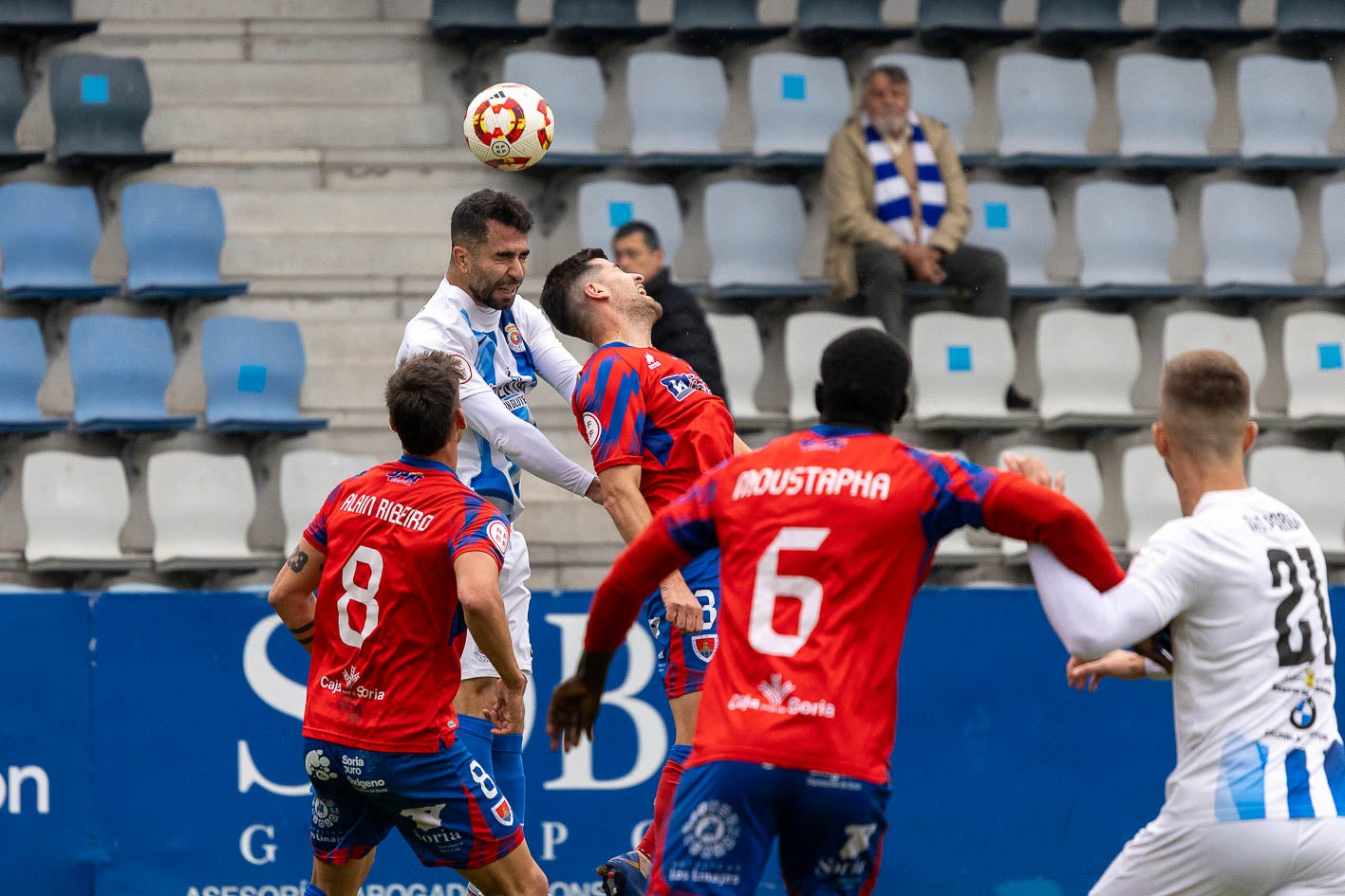 Gándara salta para cabecear el balón entre tres jugadores sorianos.