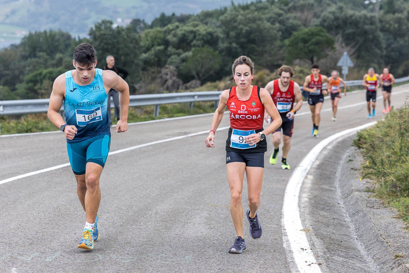 Aroa Laguna corre junto a Diego Santos.