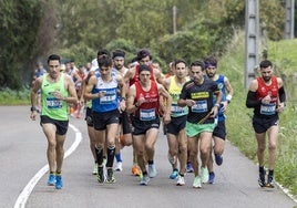 Rodrigo Andueza (11) y Andrés Acebo (3), primero y segundo al final, en el grupo cabecero ya desde el inicio de la carrera.