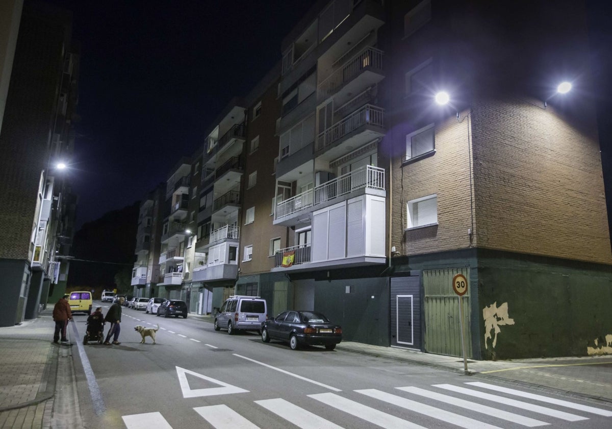 Barrio El Carmen de Santoña de noche.