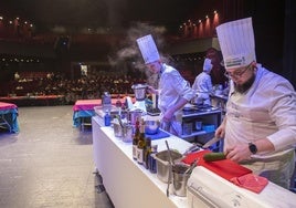 Pedro Rivera y su ayudante, Pablo Marcén, representantes de Aragón, en pleno trabajo en el Teatro Concha Espina.