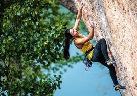 Daila Ojeda escala una de las vías más clásicas de Cuenca, la Public Enemy.