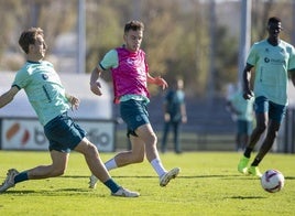 Javi Castro, Íñigo Vicente y Maguette, durante una sesión de entrenamiento.