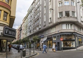 La calle Rualasal, en Santander, cuenta con diversos negocios locales.