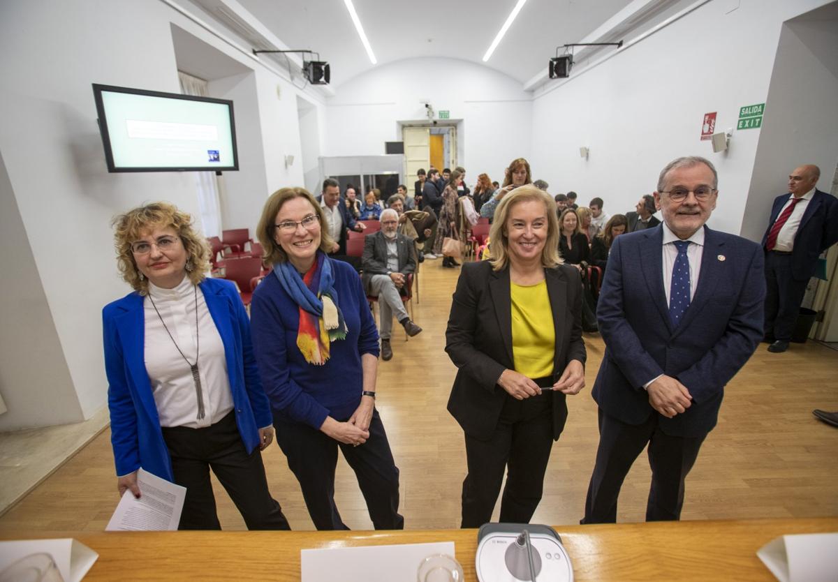 Susana Guijarro, Helena Hamerow, María José González Revuelta y Ángel Pazos en la inauguración del ciclo en el Parlamento.