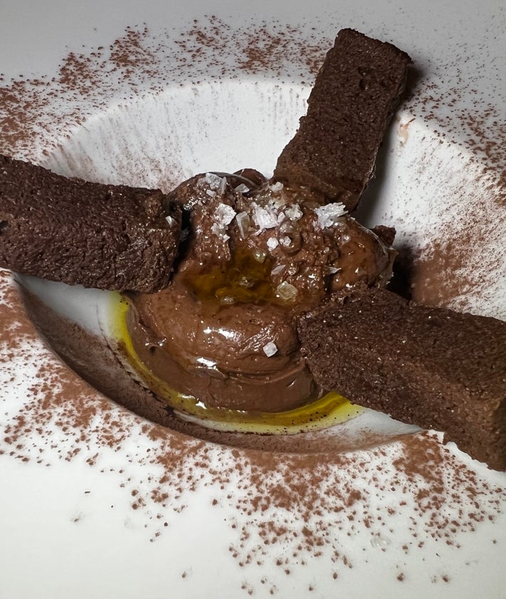 Imagen secundaria 2 - Alcachofas confitadas, degustación de cocido montañés y chocolate con sal de Cabezón.