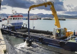 Labores de dragado en el puerto de Santoña.