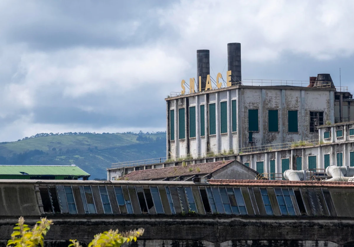 Edificio de la fábrica de Sniace, en proceso de desmantelación.