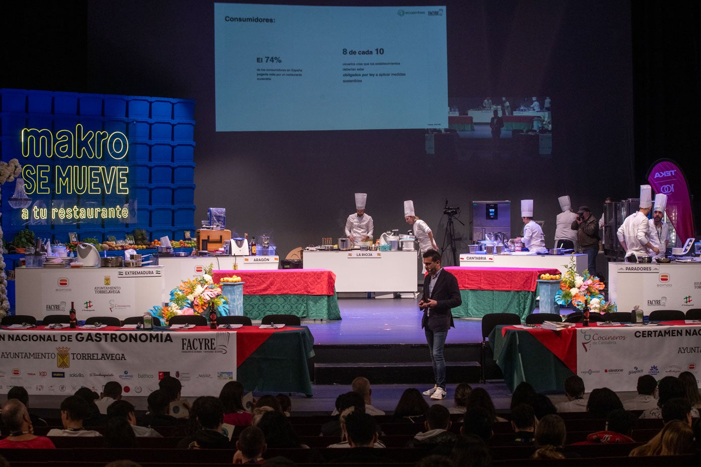 El escenario del teatro se ha convertido en una enorme cocina.