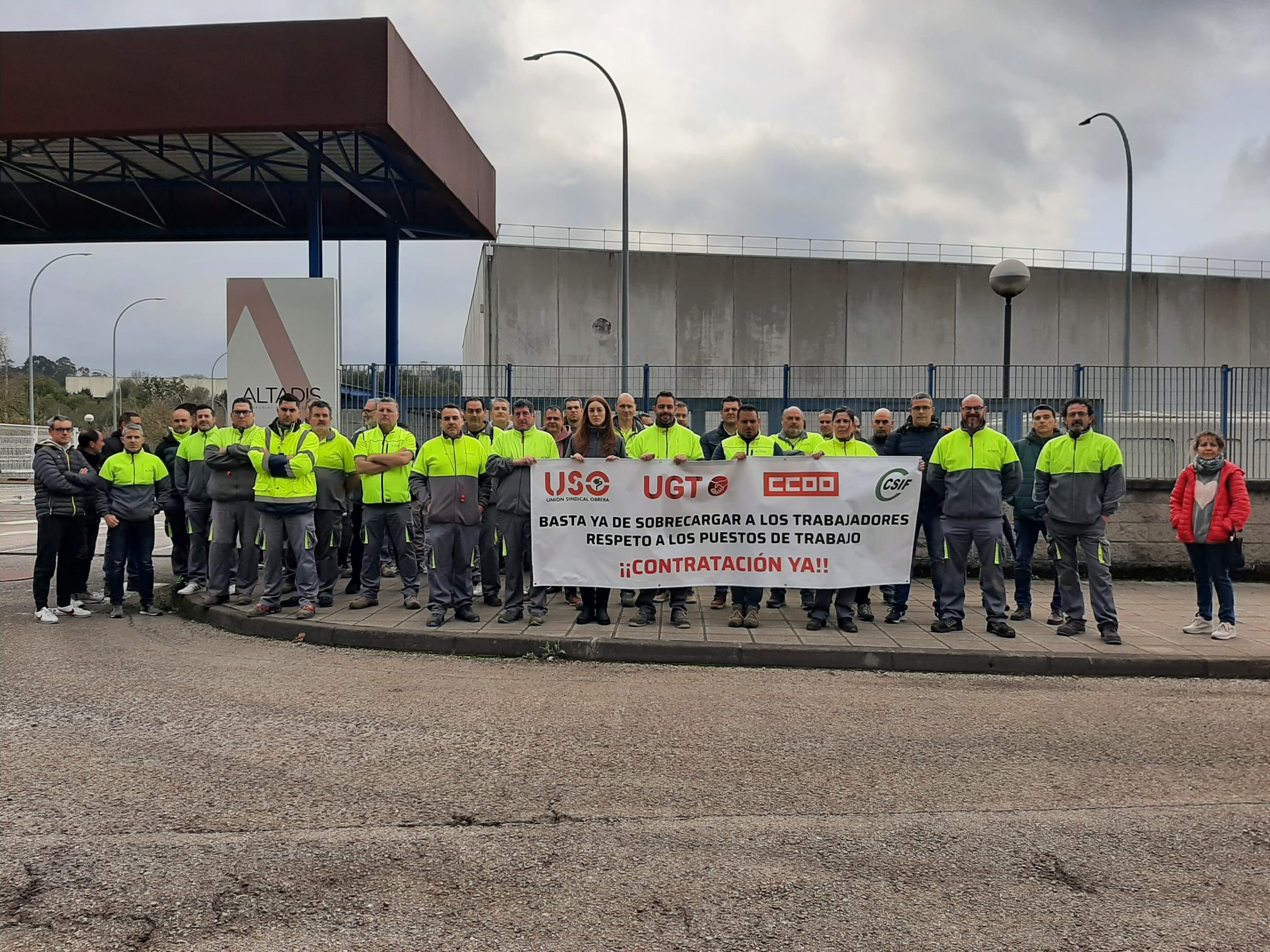 La plantilla de Altadis protestando por la falta de personal.