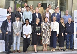 Abajo de izquierda a derecha: José Luis Callejo, Mario Domínguez, Monty Lima, Cristina García Viñas, María Isabel Frutos, Mercedes Palomero, Ana Villarino, Carlos Villarino. Detrás, Miguel Rincón, Blanca Mora, Nacho González Pacheco, José Marío Monge, David Bárcena, Kike Varela y Daniel Neila. En la última fila: Óscar Súa, Esther Cacho, Pedro Calderón, Martín Vuela y Marta Saiz Rejado.