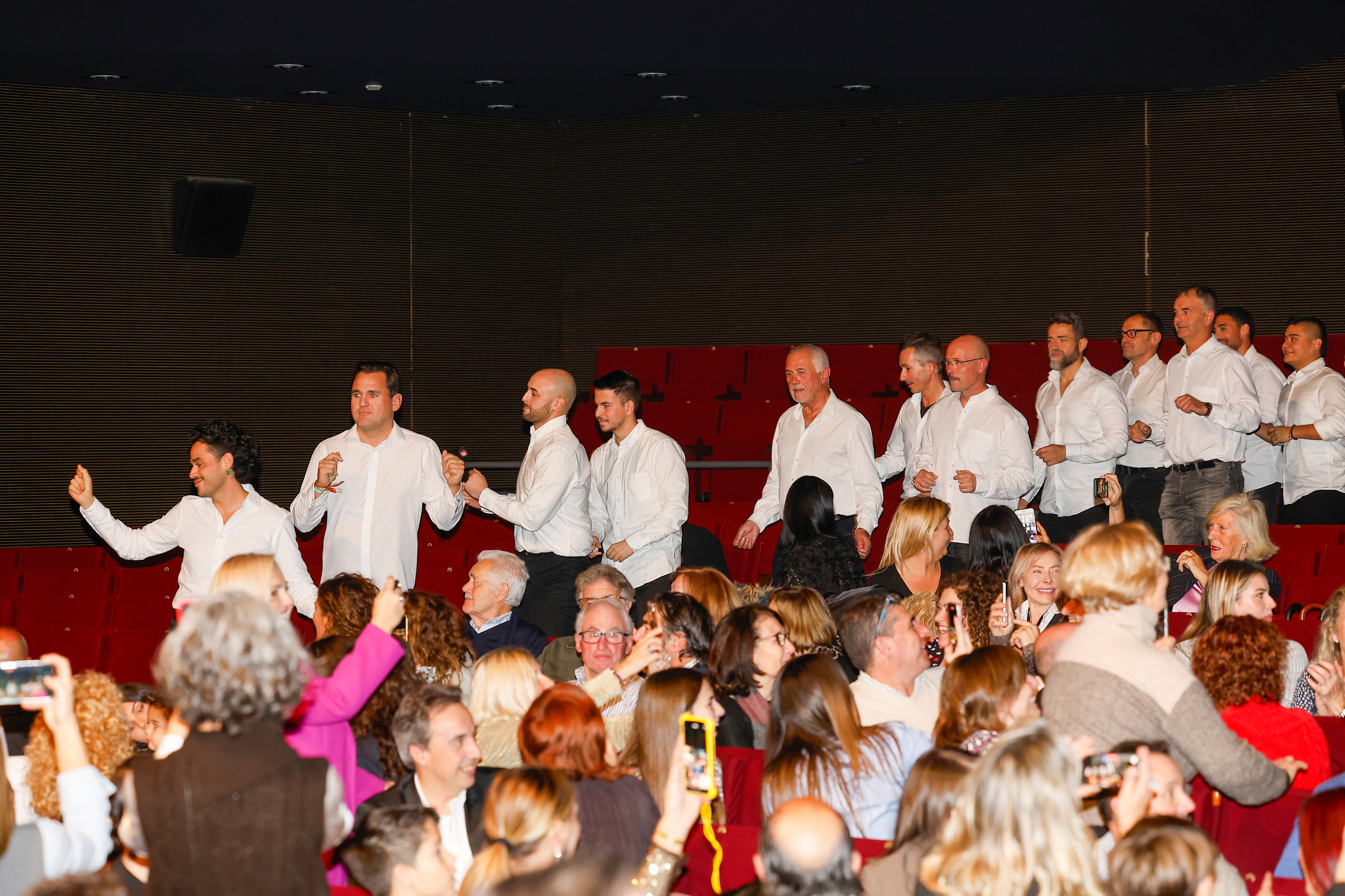 Participantes en la gala se dirigen al escenario.