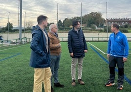 El alcalde y el concejal de deportes con técnicos en el campo de La Cultural de Guarnizo.