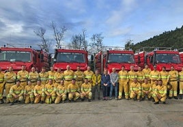 Los bomberos forestales voluntarios acompañados del alcalde, Óscar López, la consejera María Jesús Susinos y el director general de Montes, Ángel Serdio, en la sede de Cabezón de la Sal.