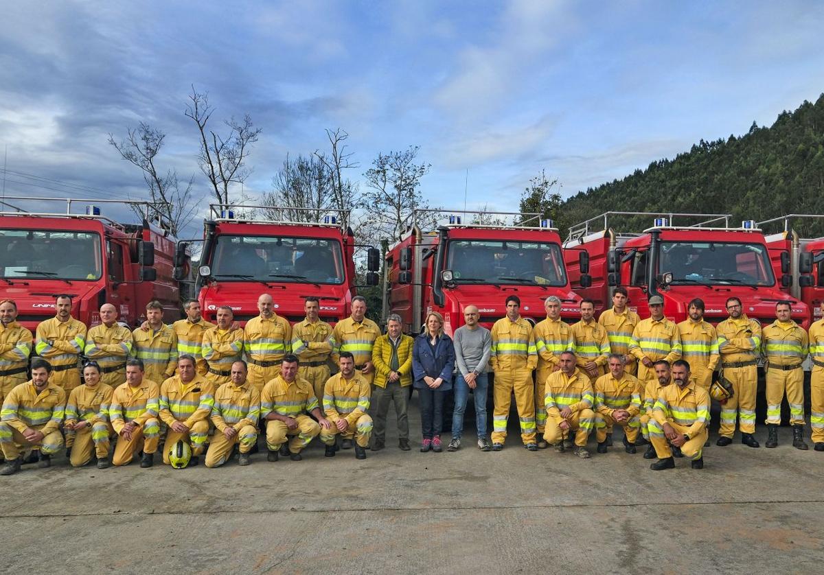 Los bomberos forestales voluntarios acompañados del alcalde, Óscar López, la consejera María Jesús Susinos y el director general de Montes, Ángel Serdio, en la sede de Cabezón de la Sal.