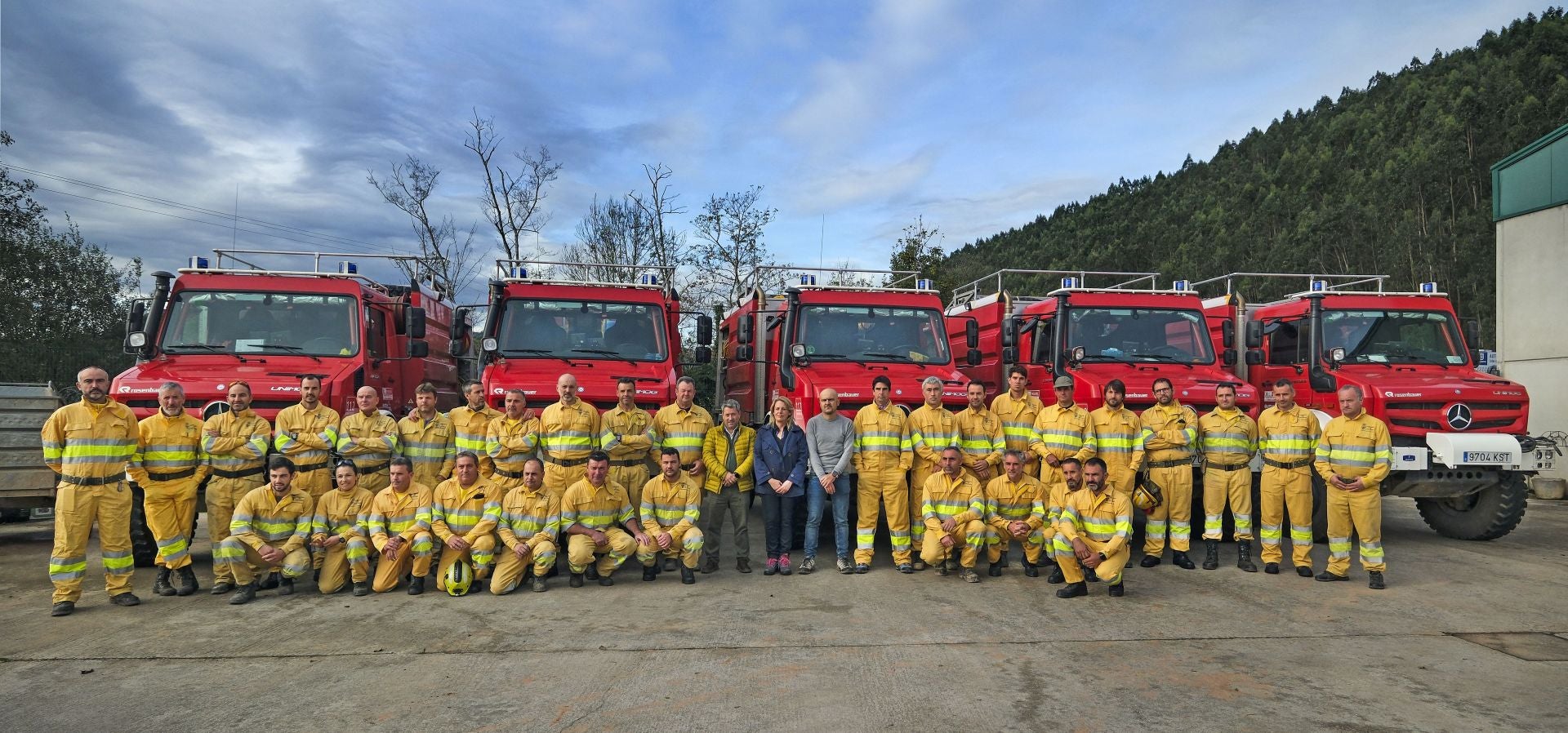 Los bomberos forestales voluntarios acompañados del alcalde, Óscar López, la consejera María Jesús Susinos y el director general de Montes, Ángel Serdio, en la sede de Cabezón de la Sal.