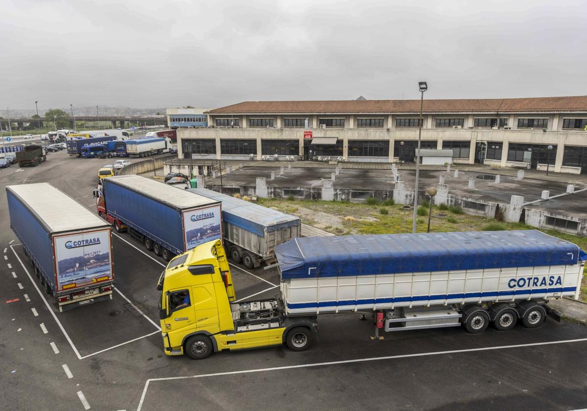 La Ciudad del Transporte alberga empresas relacionadas con el sector, además de ser el aparcamiento habitual de casi dos centenares de camiones y tráileres.