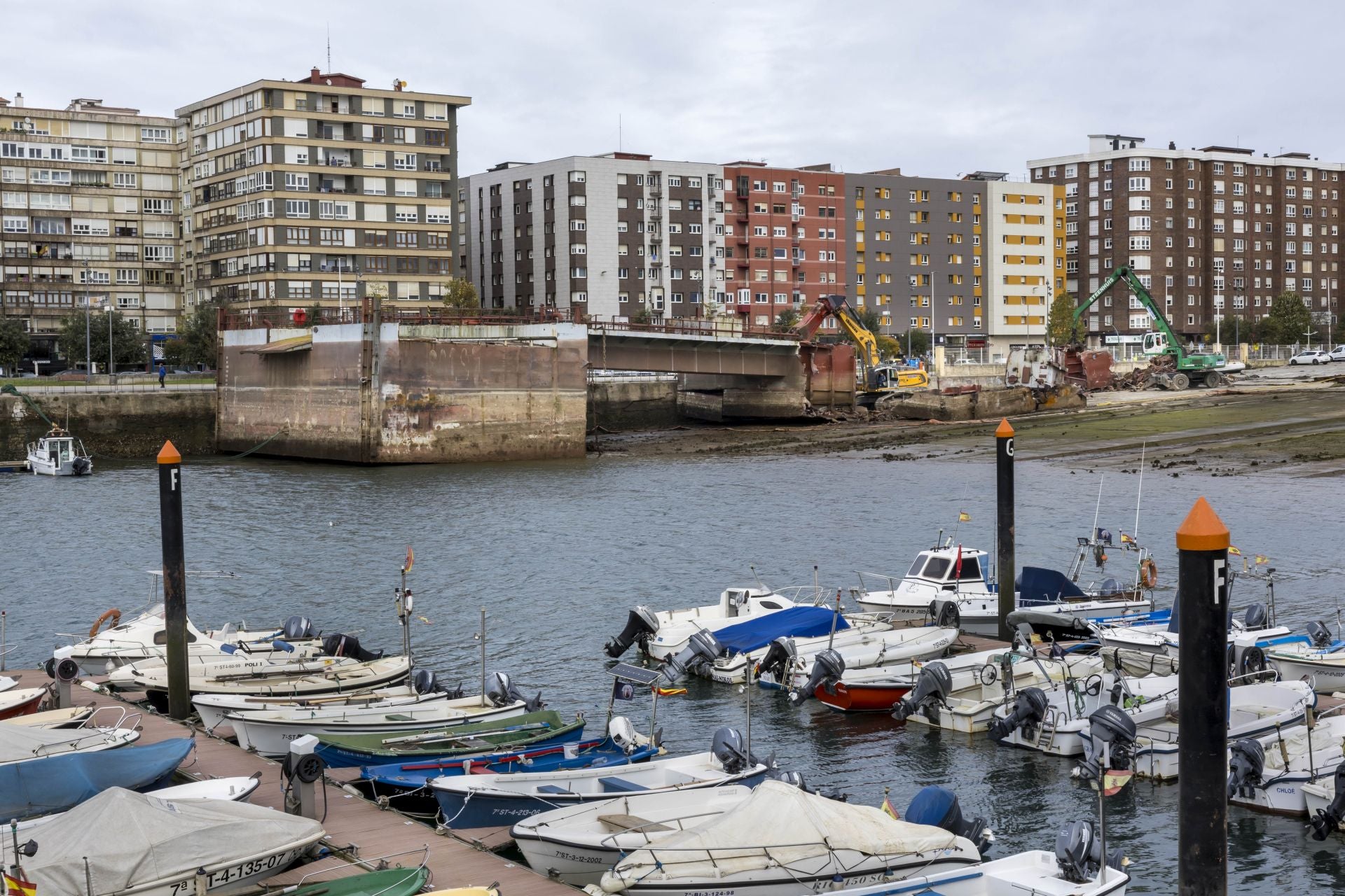 Las operaciones, que se prolongarán durante esta semana, se están realizando en el puerto entre Castilla-Hermida y el Barrio Pesquero, en una zona sin agua.