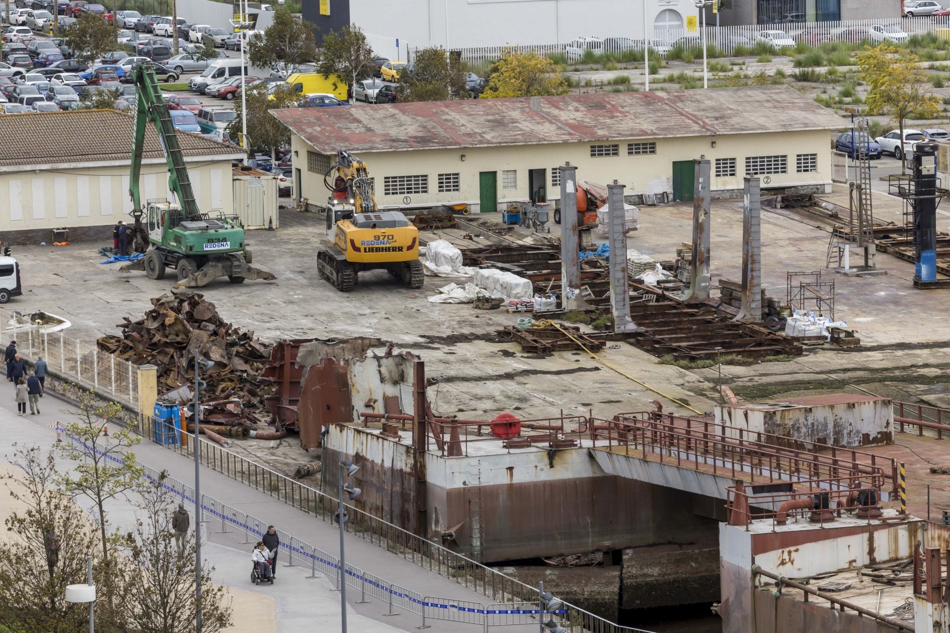 Restos de chatarra junto a lo que queda de rampa y la maquinaria que se encarga de las operaciones.