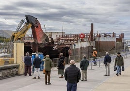 Maquinaria achatarra una rampa que dio servicio a barcos y ferris durante más de 30 años.