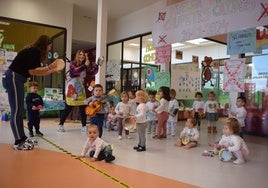 Pequeños de la guardería Garruchines de Piélagos celebrando el día de la infancia.