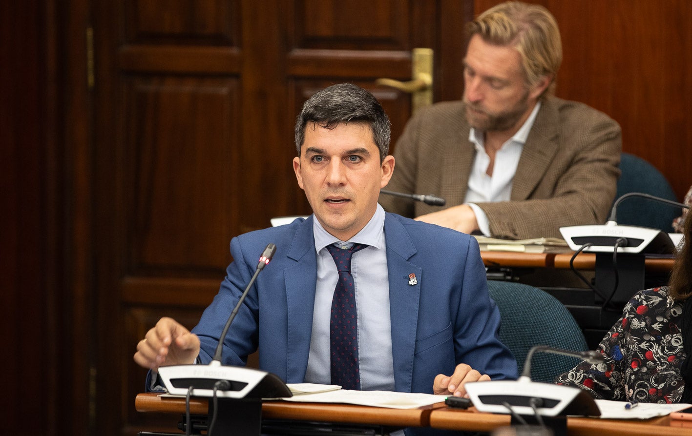 El portavoz del PSOE, Daniel Fernández, durante su intervención en la sesión plenaria extraordinaria para la aprobación del Presupuesto de 2025.