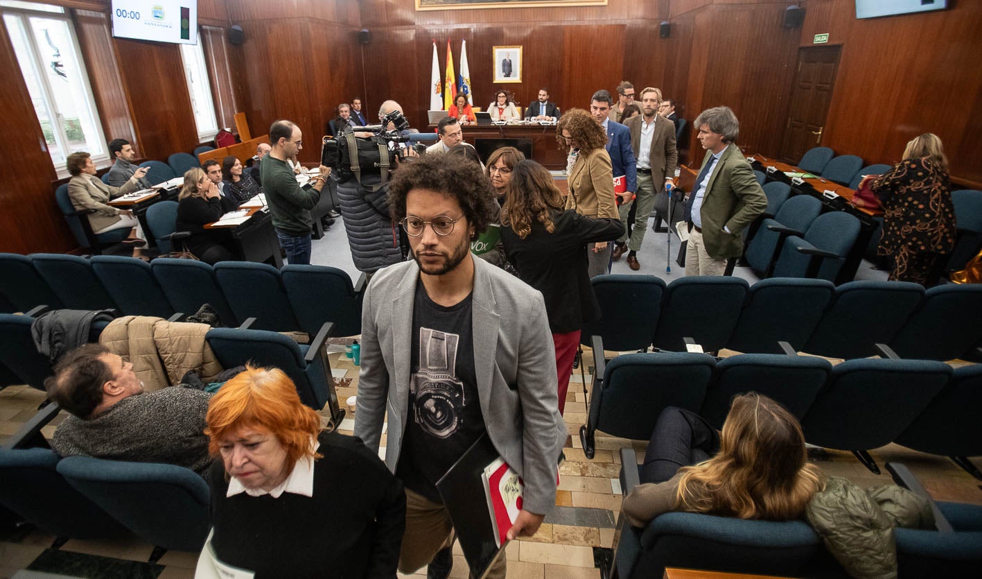 Momento del Pleno en el que la oposición abandonó el salón para mostrar su desacuerdo con la subida salarial que el PP aprobó solo para su personal administrativo.