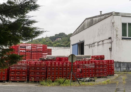 Palés cargados con cajas de botellas en la planta de Agua de Solares.