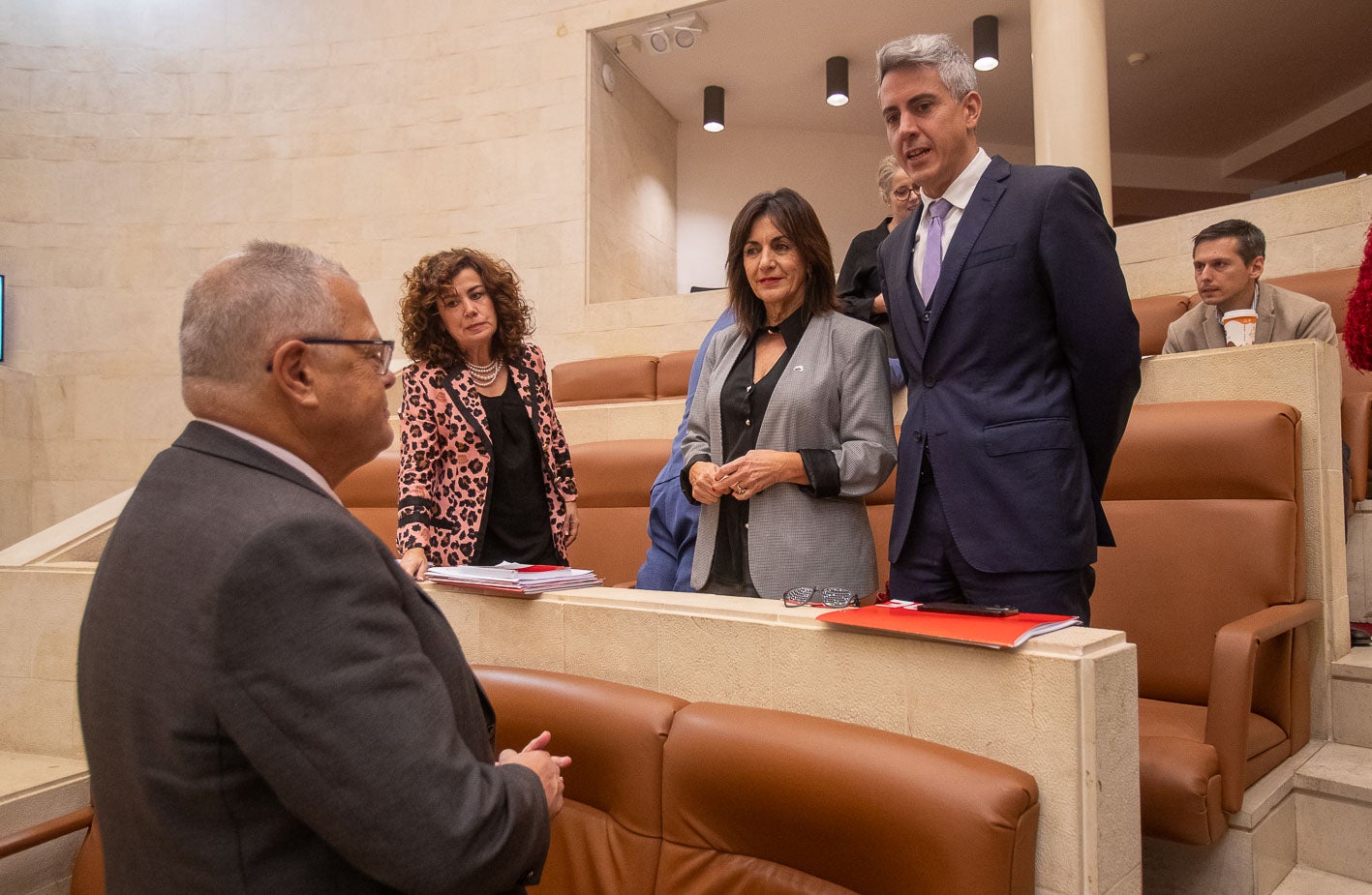 La bancada del PSOE, con Zuloaga a la cabeza. Junto a él, los diputados Joaquín Gómez, Eva Salmón, Ana Belén Álvarez y Mario Iglesias.