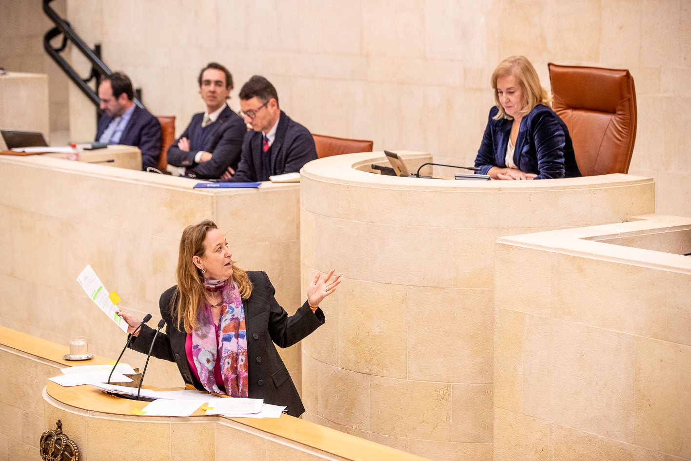 La portavoz de Vox, Leticia Díaz, se dirige a la presidenta del Parlamento, a la que copió una intervención suya de 2022 sobre los impuestos para tratar de demostrar que el PP dice una cosa en la oposición y lo contrario en el Gobierno.