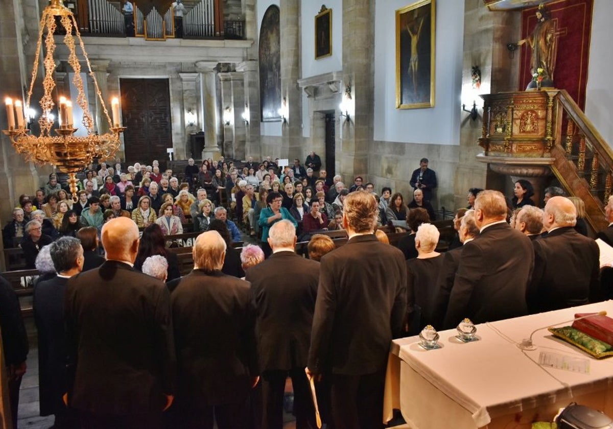 La Coral de Los Corrales en su último concierto en la iglesia parroquial.