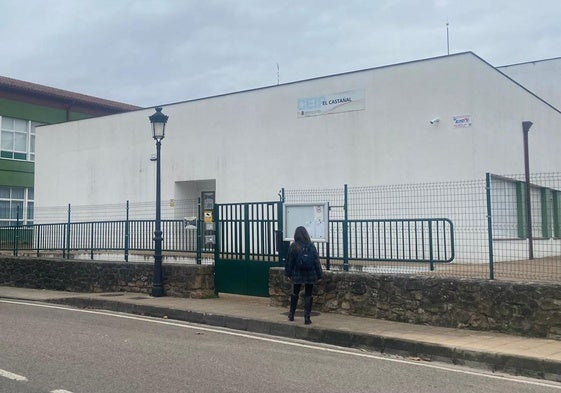 Vista del exterior del colegio El Castañal, en Selaya.