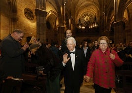 Manuel Ortiz y su mujer, Olga, llegan al acto seguidos por el alcalde de Torrelavega.