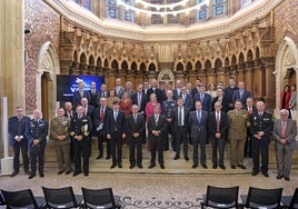 Autoridades civiles y militares y empresarios del sector durante el acto de reconocimiento del CID.