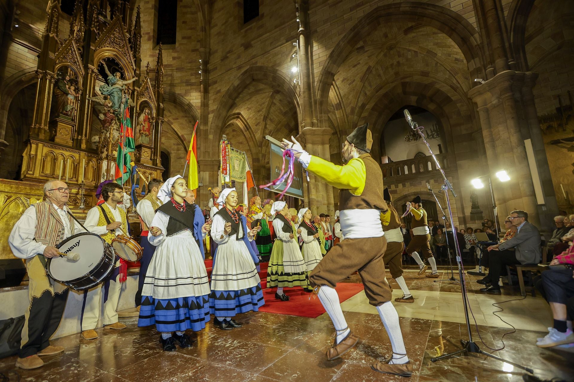 Integrantes del Grupo de Danzas Virgen de las Nieves.