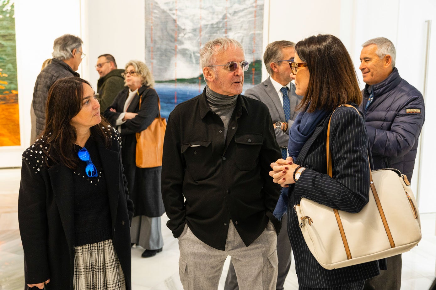 Vázquez conversa con la alcaldesa de Santander, Gema Igual, y la concejala de Cultura, Noemí Méndez. Al fondo, Paz Gil y Cosme Marina, director del FIS. 