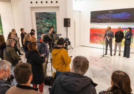 César Díaz y Gema Igual con Xesús Váquez, en la inauguración de su muesta en el Palacete.