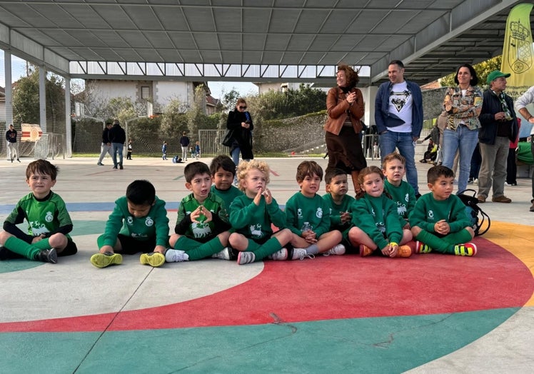 Pequeños racingistas posando en la plaza de Soto de la Marina.