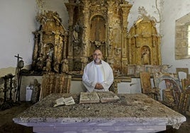 José Miguel Ruiz Baquero, párroco de Cabuérniga y Los Tojos desde 2011, posa junto al altar de la ermita de Correpoco, un tesoro cultural apenas conocido.