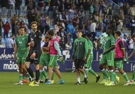 Los jugadores verdiblancos saludan a los aficionados desplazados al final del partido.