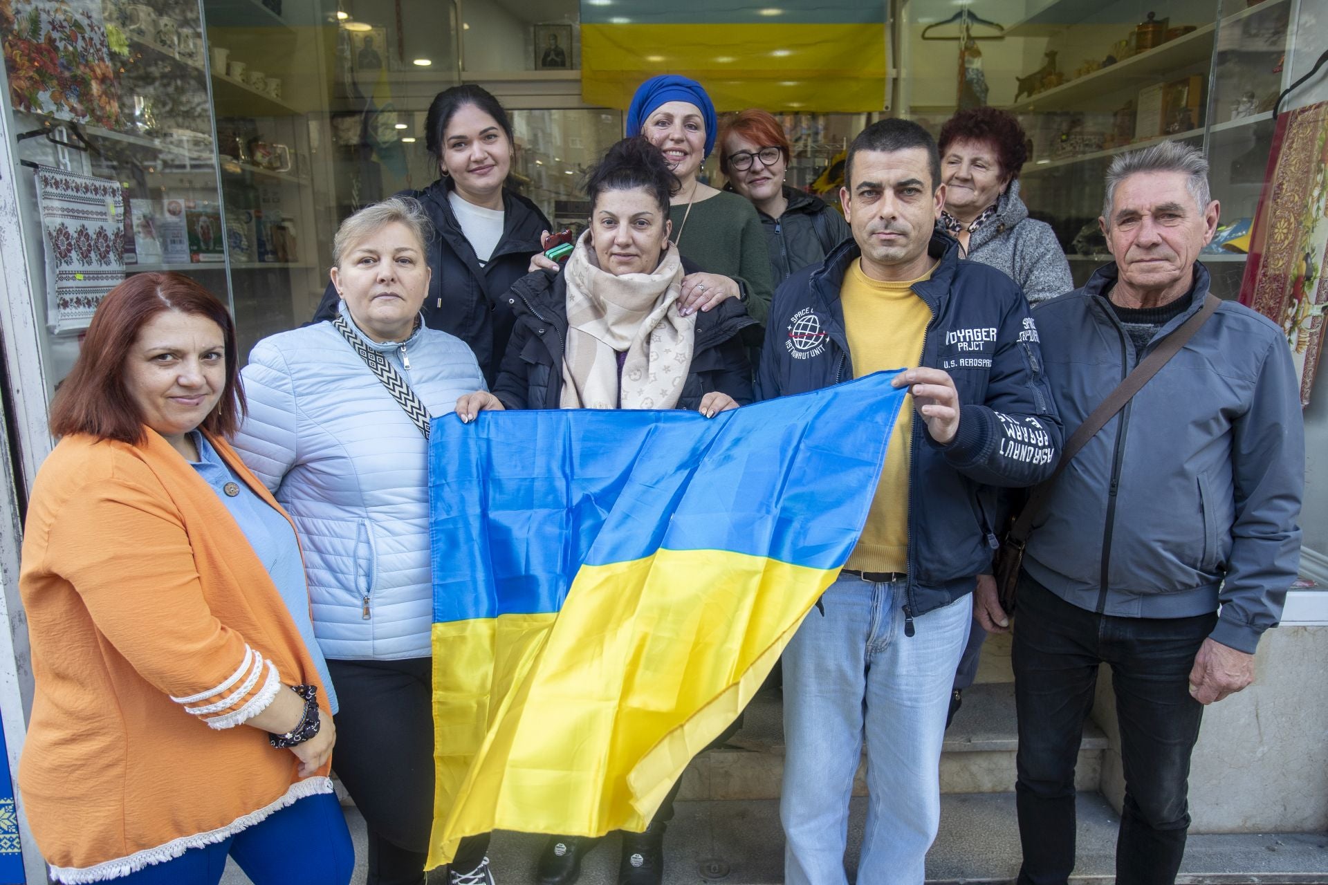 De izquierda a derecha, Marina Baeva, Natalia, Marina, Snizhana Likhtey, Ángela Levdikova, Natalia, Marina Likhtey, Mykhaylo y Vladimir.