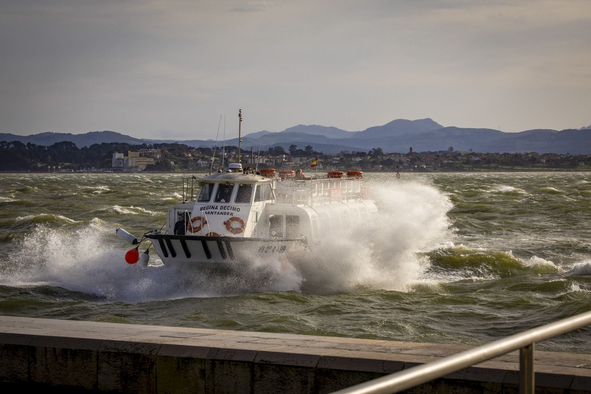 Los Reginas atraviesa la bahía de Santander en medio del fuerte oleaje.