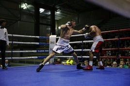 Ionut aprovecha la guardia baja de Blanco en pleno combate.